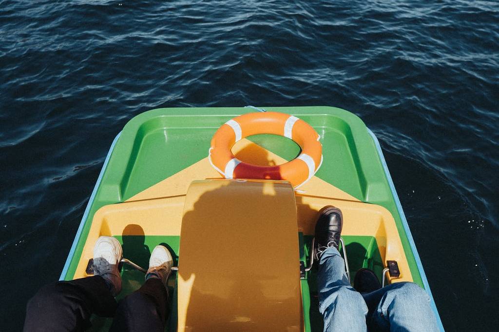 Tretboot mit zwei Personen auf dem Wasser