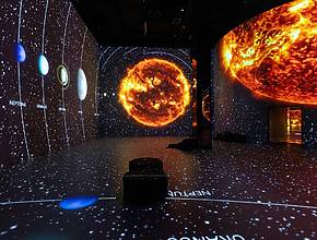 „Kosmos, Die immersive Reise ins All“ startet ab sofort in Hamburg: Kommt den Sternen so nah wie nie zuvor!