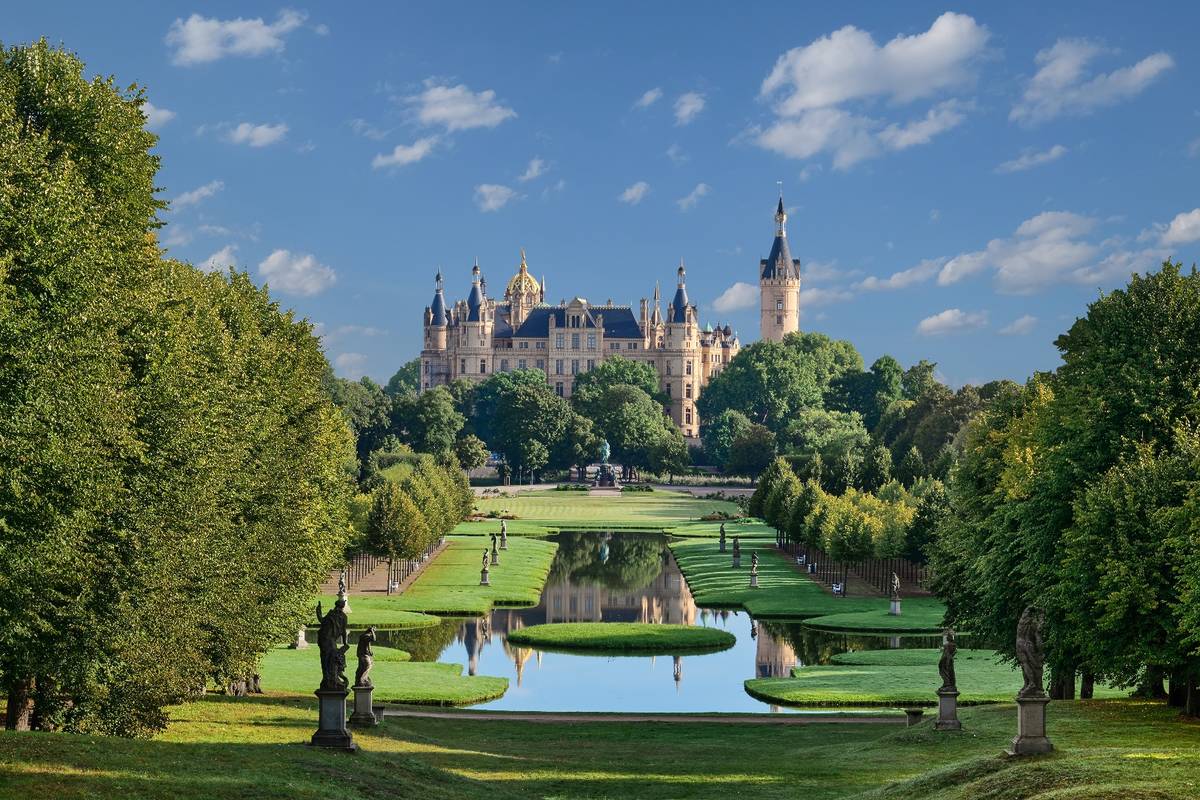 Castle idyll very close: Only 1 hour with the RE1 from Hamburg!