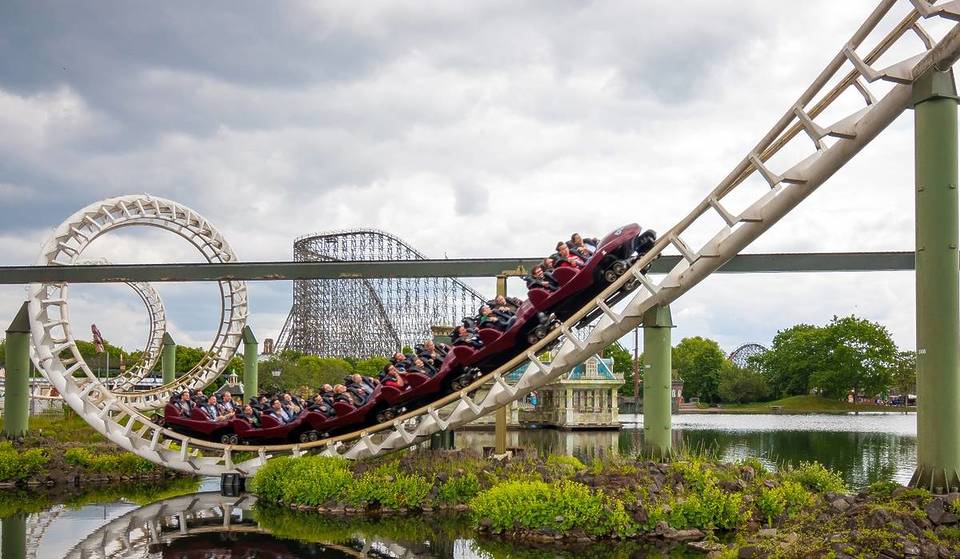 Nahe Hamburg liegt Norddeutschlands größter Freizeitpark – auf über 900.000 m² mit Europas höchster Holzachterbahn: 53 m hoch, 110 km/h schnell
