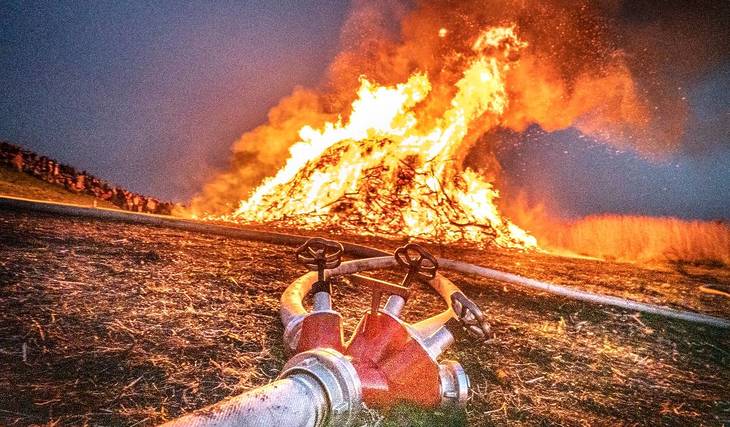 120 firefighters have been battling a major fire in the port of Hamburg for over 18 hours &#8211; six injured