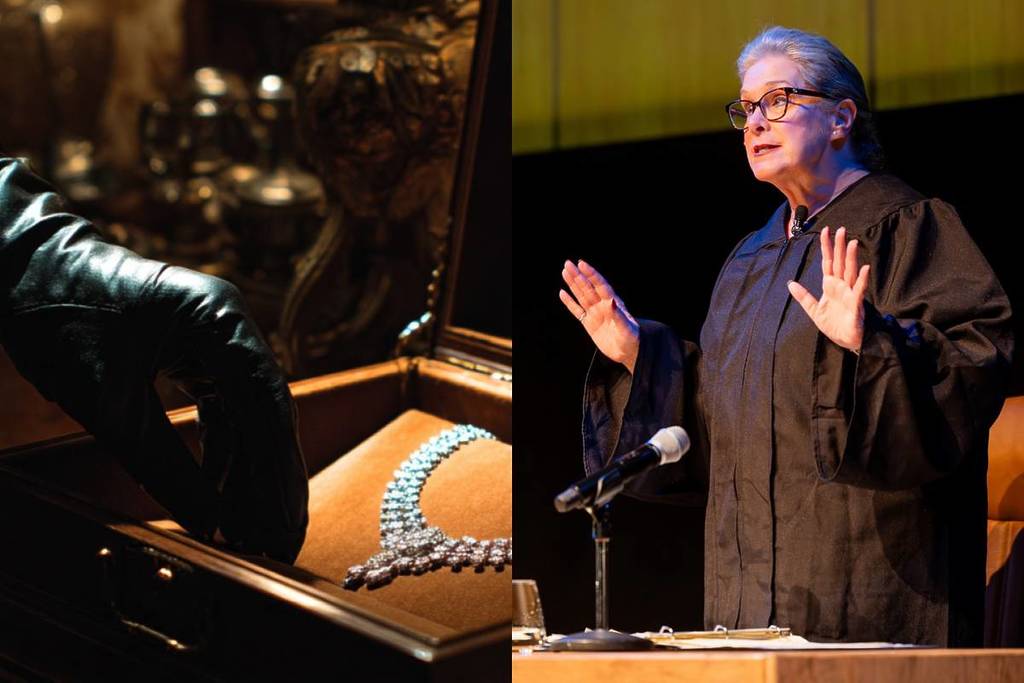 Links: Nahaufnahme von einer Hand mit schwarzem Handschuh, die nach einer wertvoll aussehenden Halskette in einer braunen Holzbox greift. | Rechts: Richterin steht in schwarzer Robe mit erhobenen Händen hinter dem Richterpult bei The Jury Experience