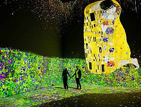 At this Klimt exhibition in Hamburg, you’ll step into a forgotten world and find yourself right in the middle of “The Kiss”! 