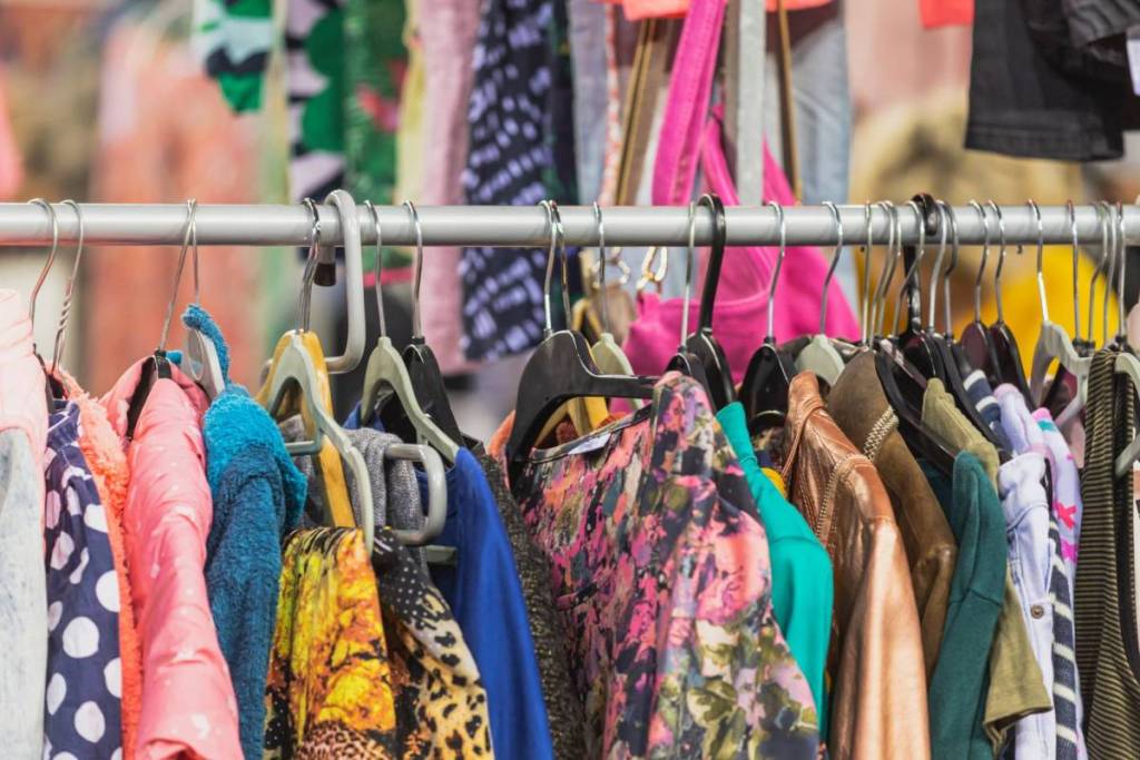 Secondhand-Kleidung hängt an einer Verkaufsstange