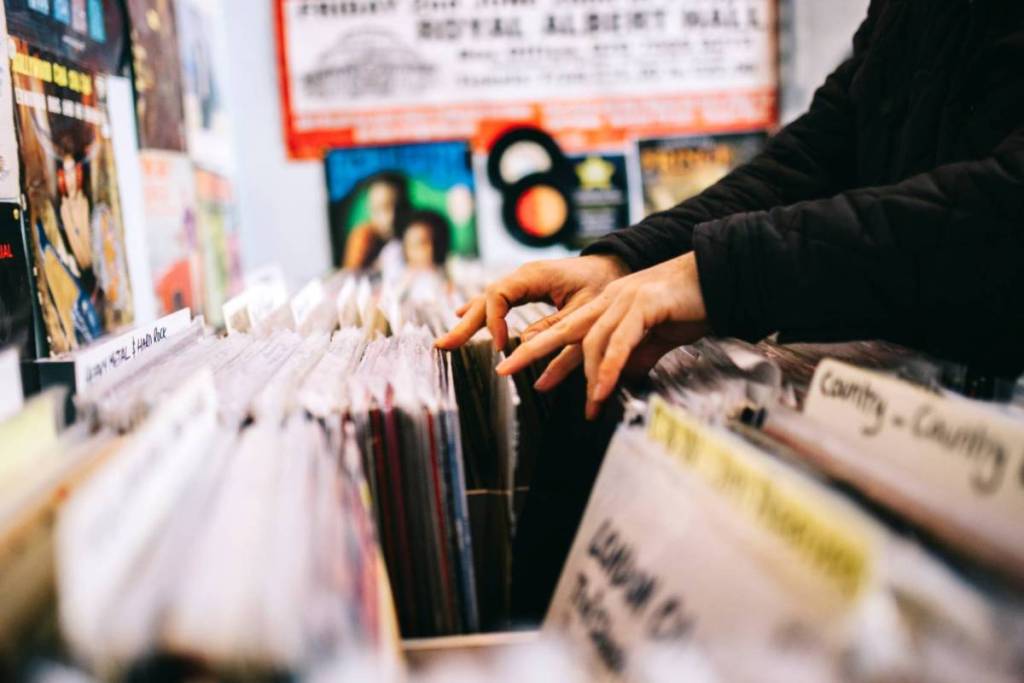 Person sucht nach Schallplatte im Recordstore