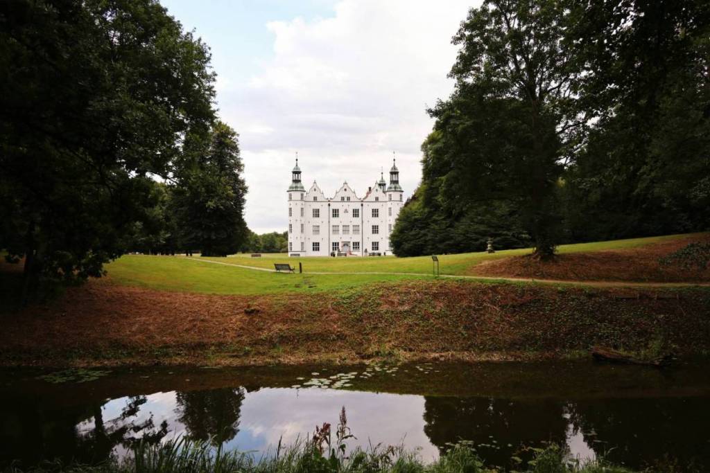 Photo of Ahrensburg Castle and its surrounding landscape