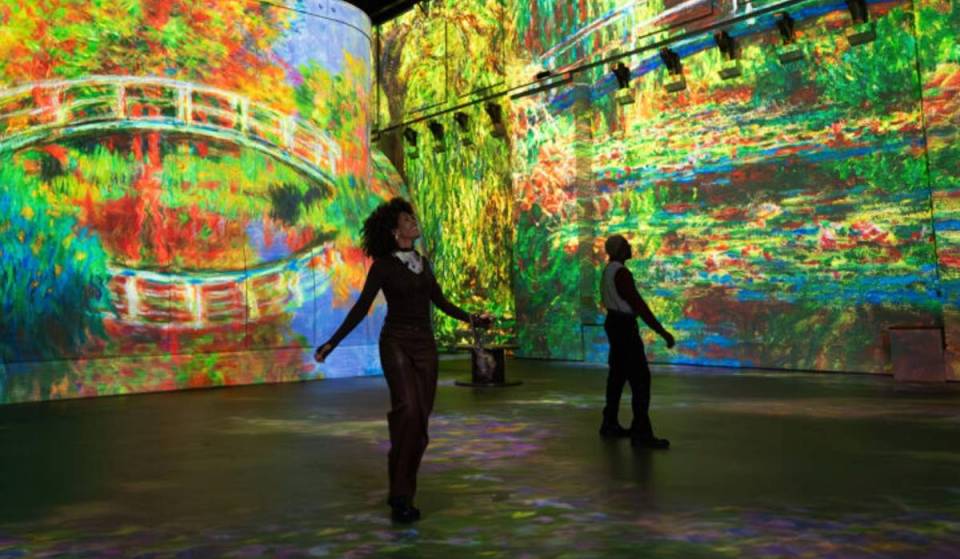 From the blooming gardens of Giverny to luminous fields and the rocky coasts of Normandy: Experience over 200 works by Claude Monet as if you were right in the middle of them