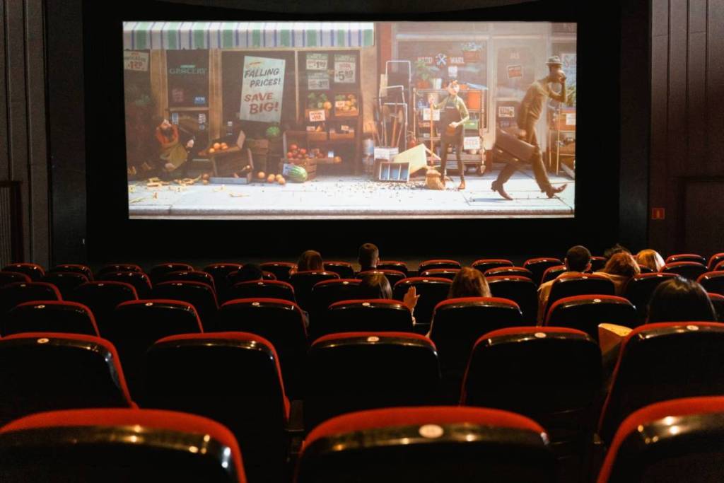 kinosaal mit spielfilm