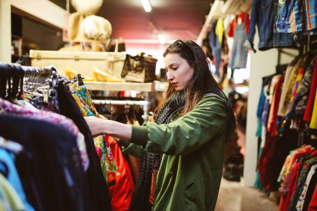 Frau beim Shopping in einem Secondhand-Laden