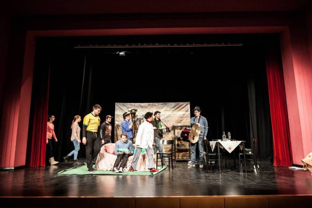 Aufführung auf einer Theaterbühne