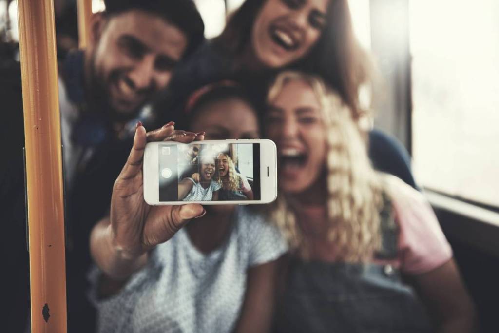 A group of friends takes a photo together