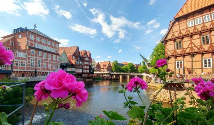 Weniger als 40 Minuten von Hamburg entfernt verwandelt sich dieses malerische Wasserviertel in euren perfekten Zufluchtsort