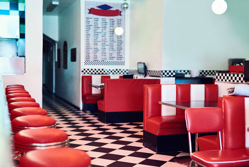 La imagen muestra el interior de un restaurante.