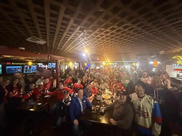 La imagen muestra a un gran grupo de gente en el Underdogs Pub de Houston. 
