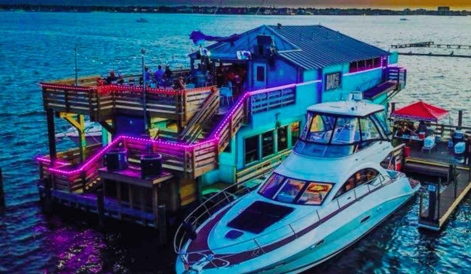 Reabre oficialmente el bar flotante del área de Houston hundido tras el paso de Beryl