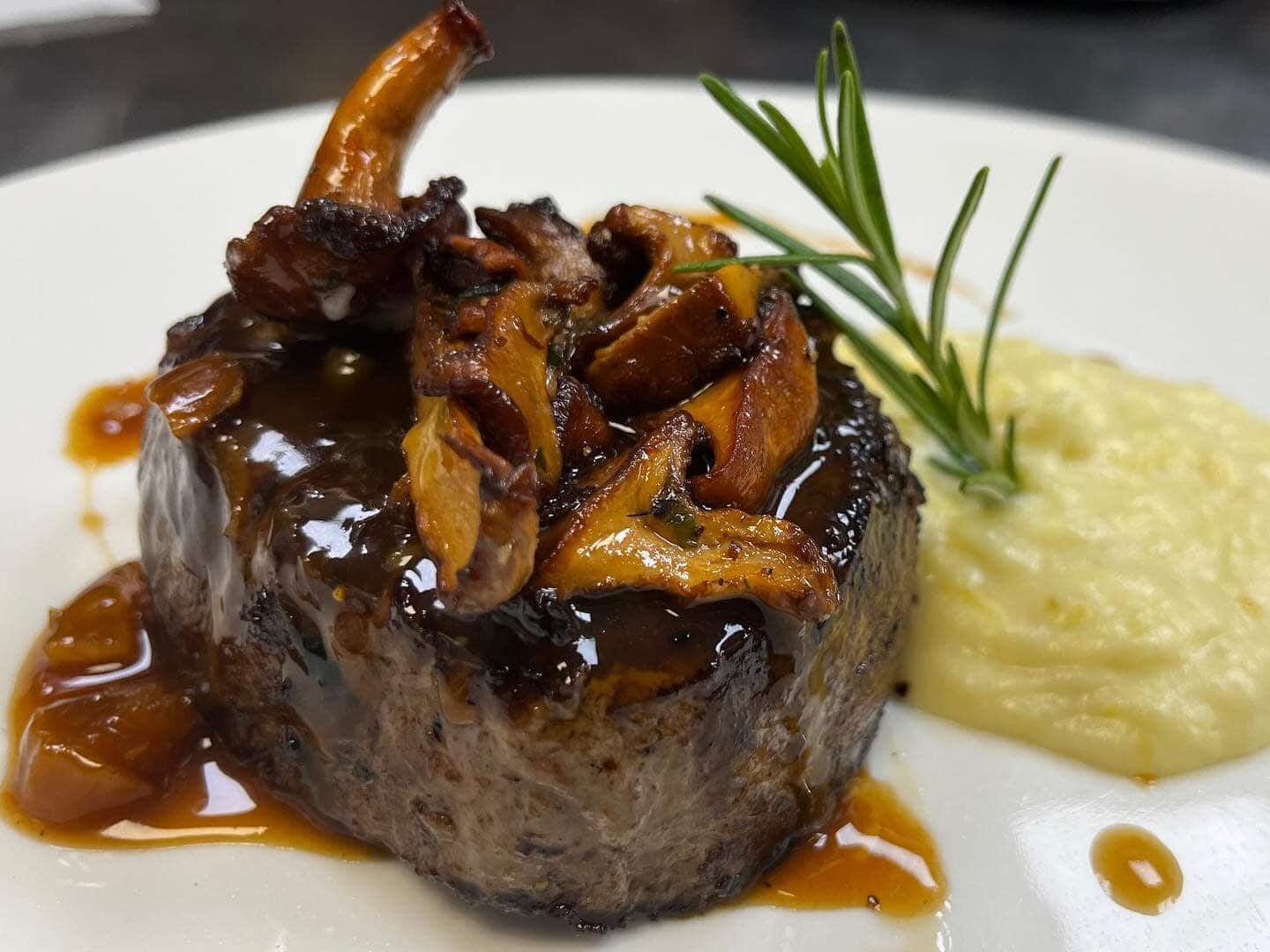 best-french-restaurants-in-houston-8-un-brie-lievable-spots