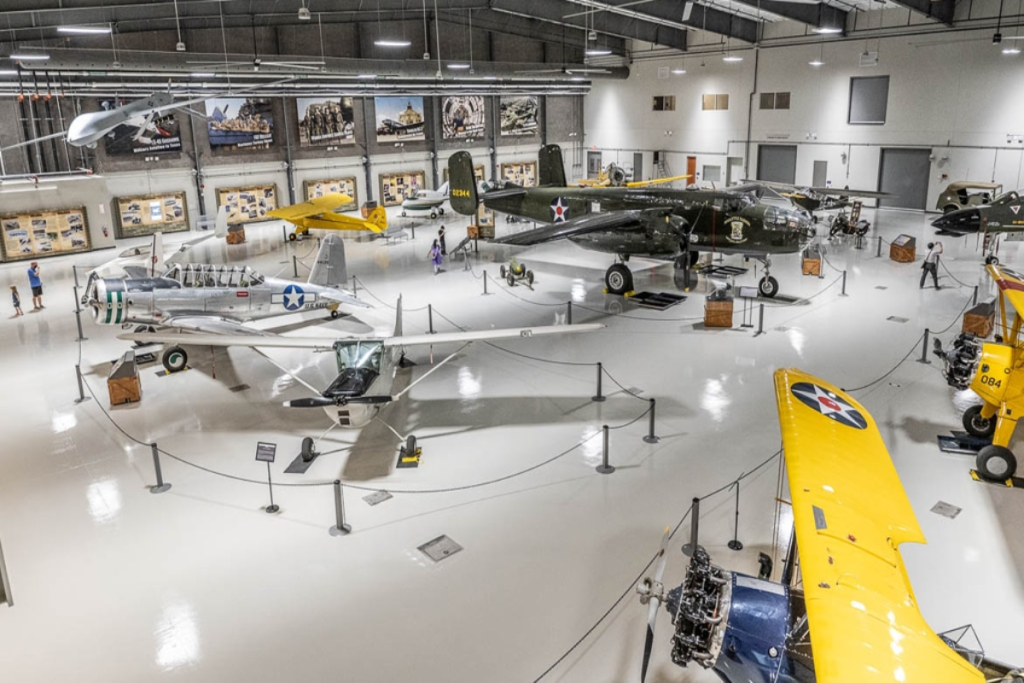 Aviones en una sala de exposiciones del Lone Star Flight Museum, en Houston