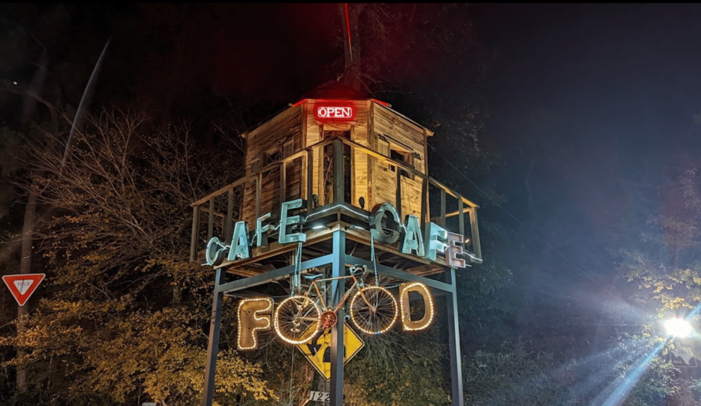 This Darling Treehouse Cafe Offers Classic Comfort Food Just Outside