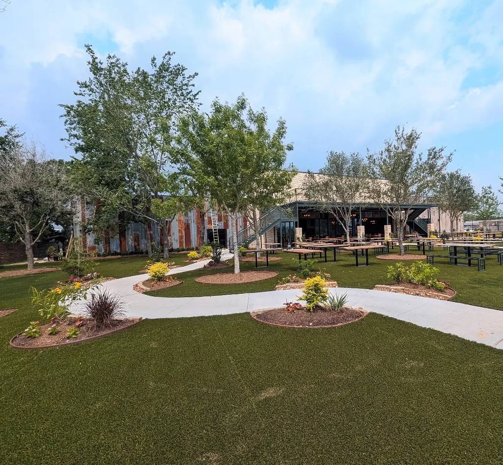 La imagen muestra el exterior del Katy Beer Garden