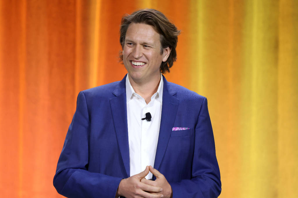 La imagen muestra al cómico Pete Holmes actuando en el escenario.