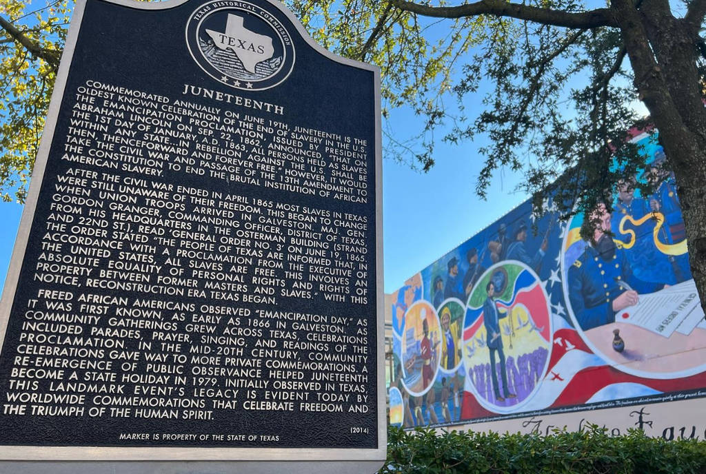 La imagen muestra una placa conmemorativa del «Juneteenth» en Galveston, Texas.