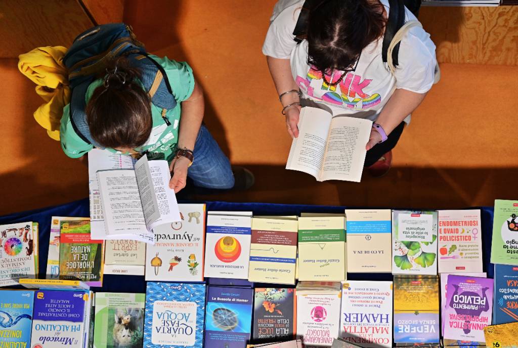 La imagen muestra a dos mujeres leyendo libros.