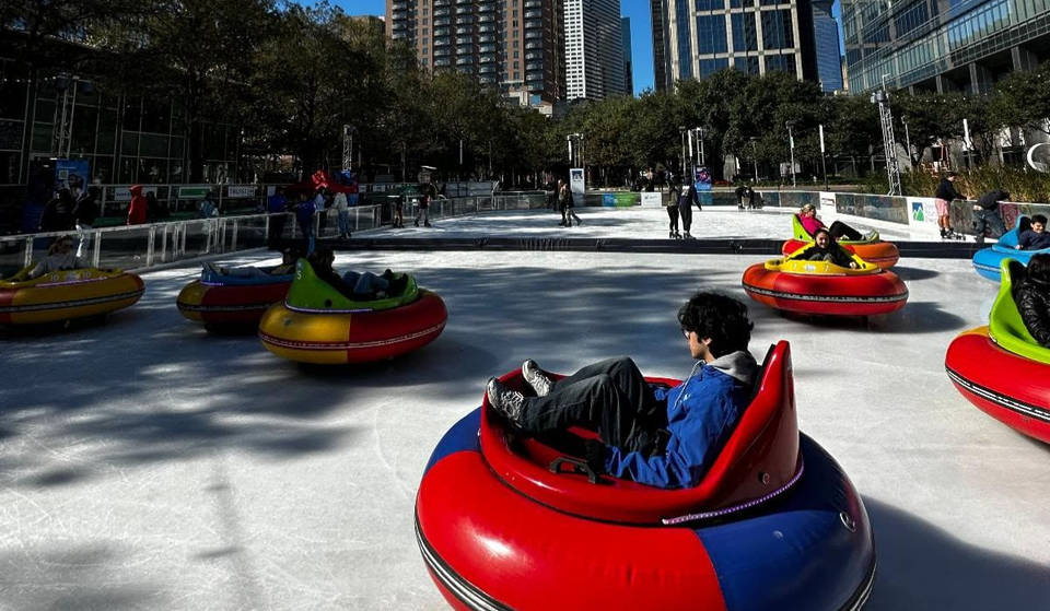 Discovery Green abre la experiencia de los coches de choque sobre hielo en el centro de Houston