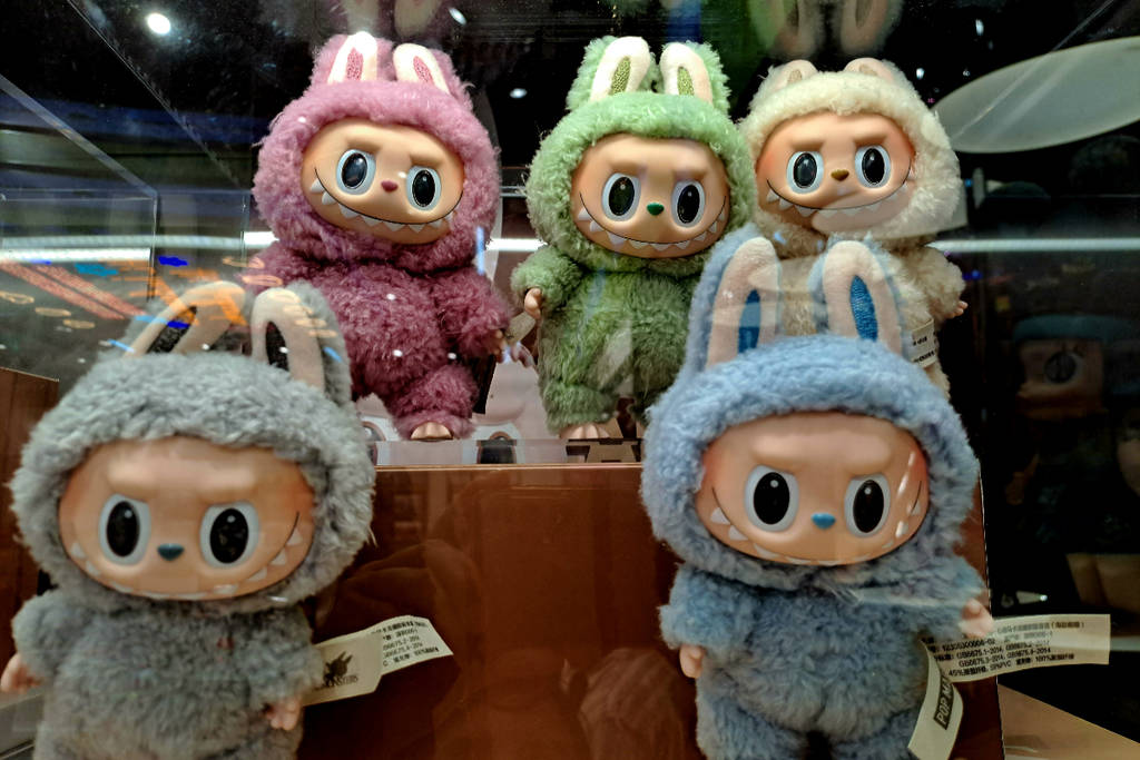 Imagen muestra un expositor de muñecos Labubu.