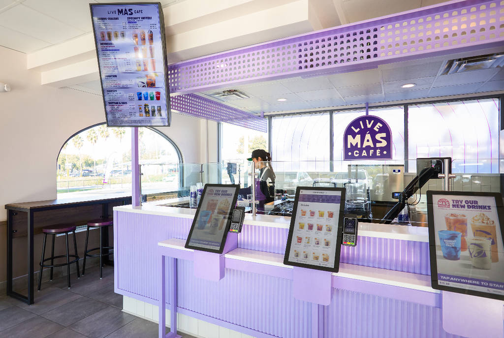 Imagen muestra el interior del Live Más Café de Taco Bell.