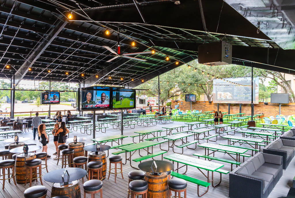 Image shows the patio at Kirby Ice House in The Heights Houston