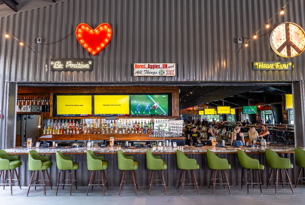 Image shows the bar at Kirby Ice House in The Heights Houston