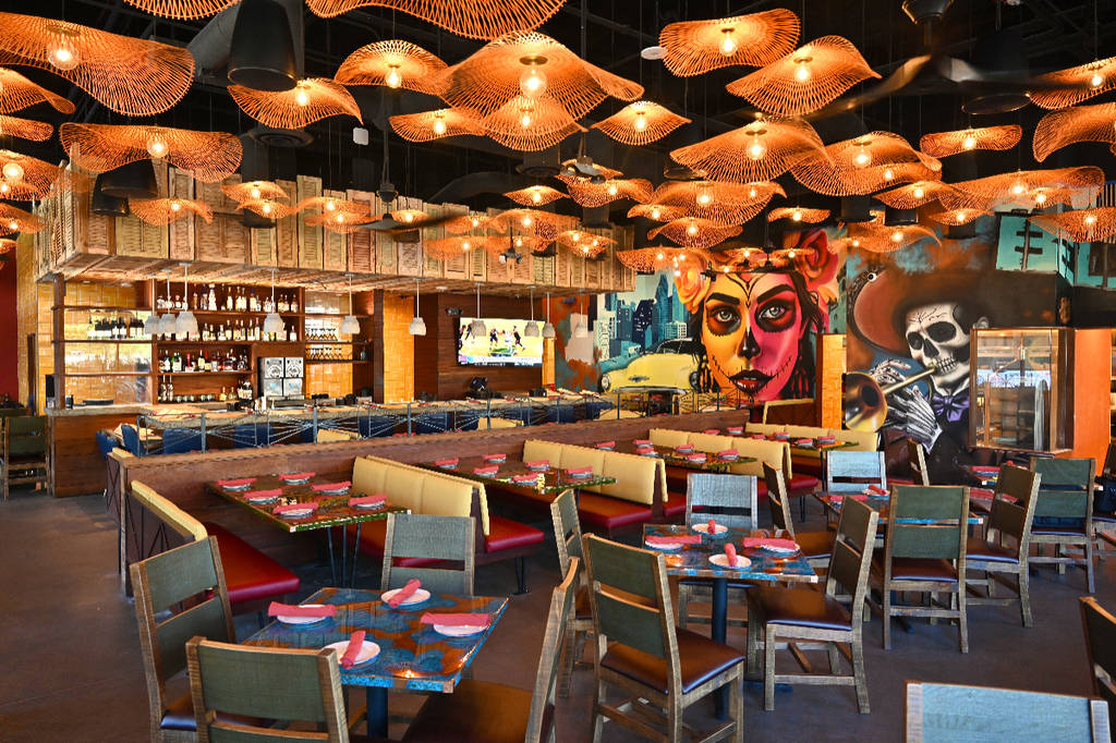 La imagen muestra el interior del restaurante Candente, en el barrio de Bellaire de Houston.