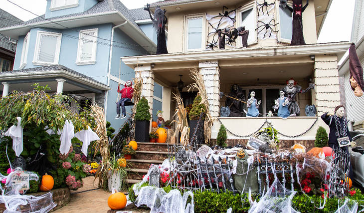 Esta calle de la zona de Houston cambia por completo para la temporada de Halloween con decoraciones espeluznantes y exageradas