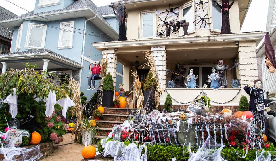 Esta calle de la zona de Houston cambia por completo para la temporada de Halloween con decoraciones espeluznantes y exageradas