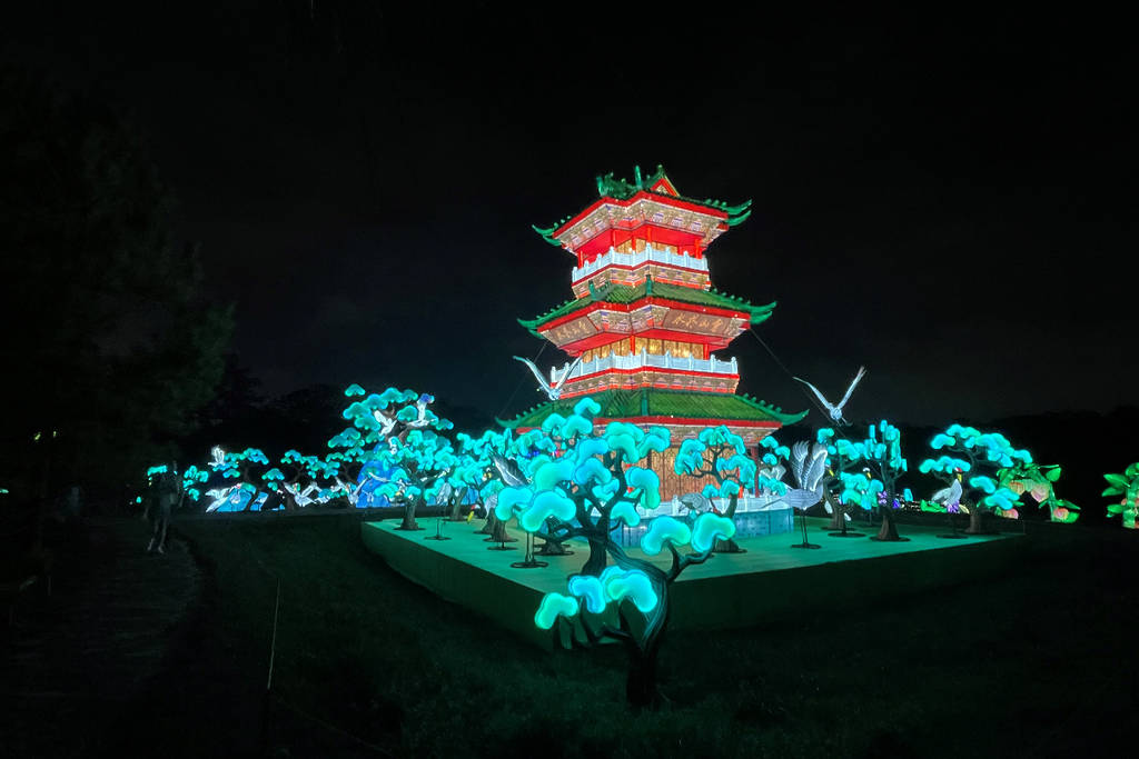 La imagen muestra una instalación de luz de un templo tradicional chino para la experiencia Radiant Nature en Houston.