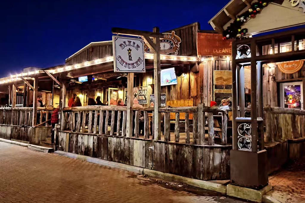 La imagen muestra la fachada del Dixie Chicken en College Station, Texas.