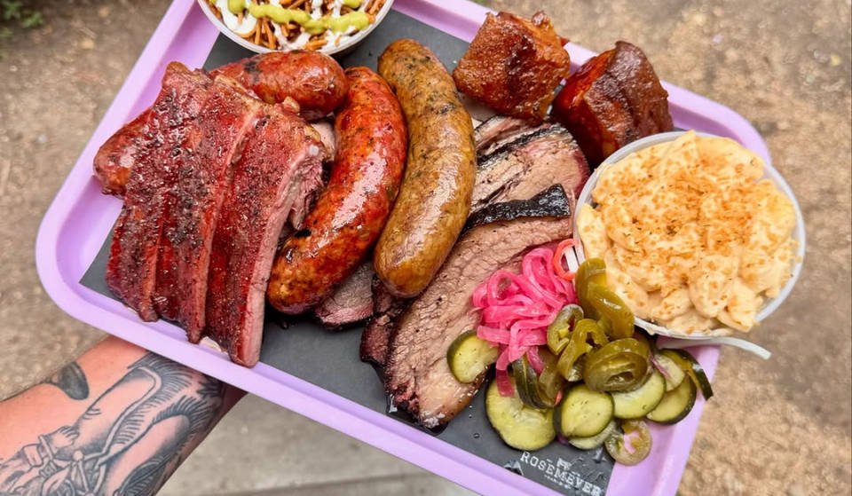 Este restaurante de barbacoa de Houston, galardonado con el Bib Gourmand de Michelin, funciona en un remolque aparcado fuera de una gasolinera (y ofrece cerveza gratis mientras esperas).