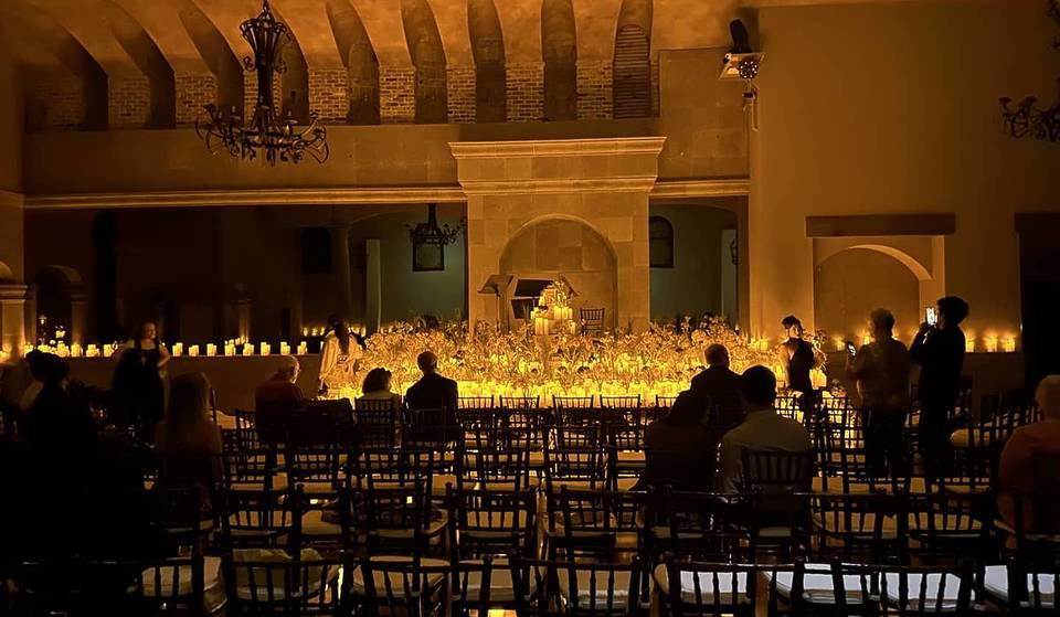 Dentro del hangar de aviación de Houston y la histórica iglesia de Heights, que acogen noches de música en directo a la luz de las velas