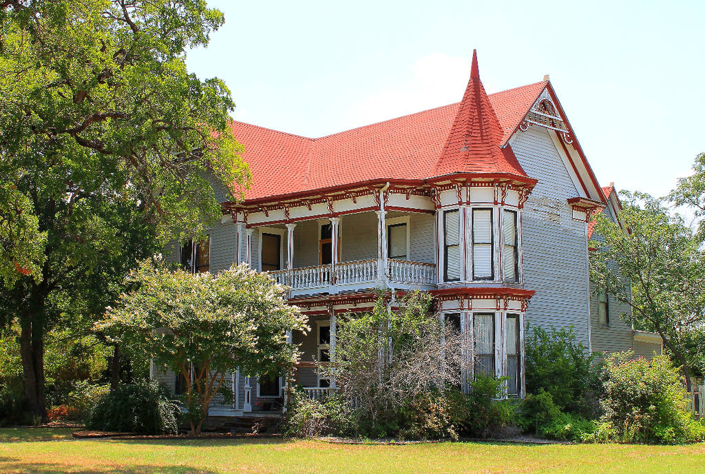 Image shows a Victorian home in Waxahachie, Texas.