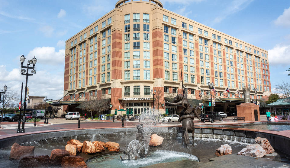 ¡Salud! Sugar Land Town Square lanza un nuevo distrito social para comer y beber a pie