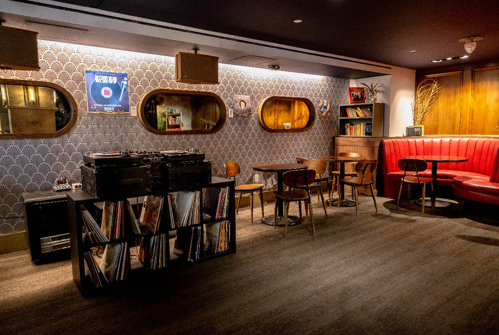 La imagen muestra el interior de la sala de escucha HiFi en The Finn, en Houston.