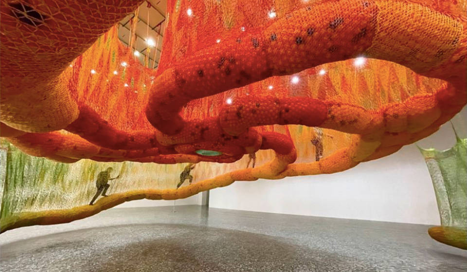 Este enorme y colorido laberinto de ganchillo ha vuelto al Museo de Bellas Artes de Houston.