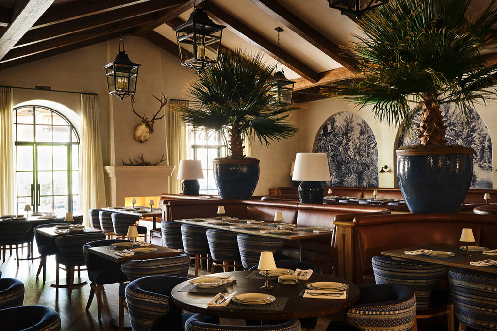 La imagen muestra el interior del restaurante Latuli en Houston