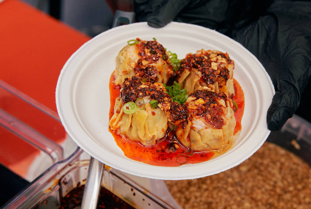 La imagen muestra un plato de dumplings servido en el Panda Fest.