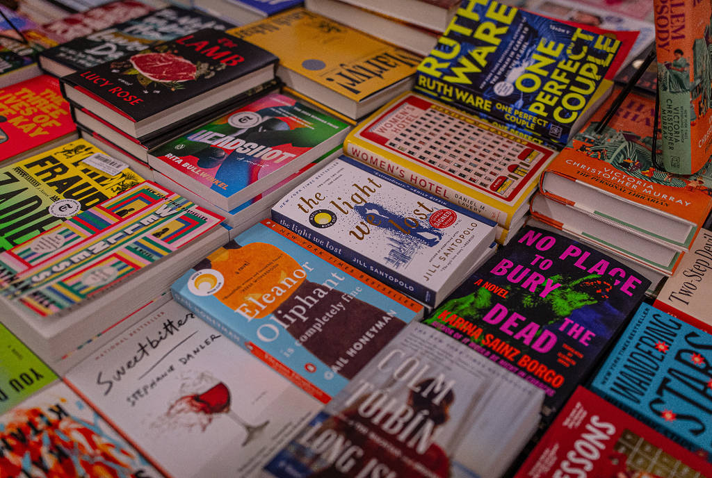La imagen muestra una mesa con libros.
