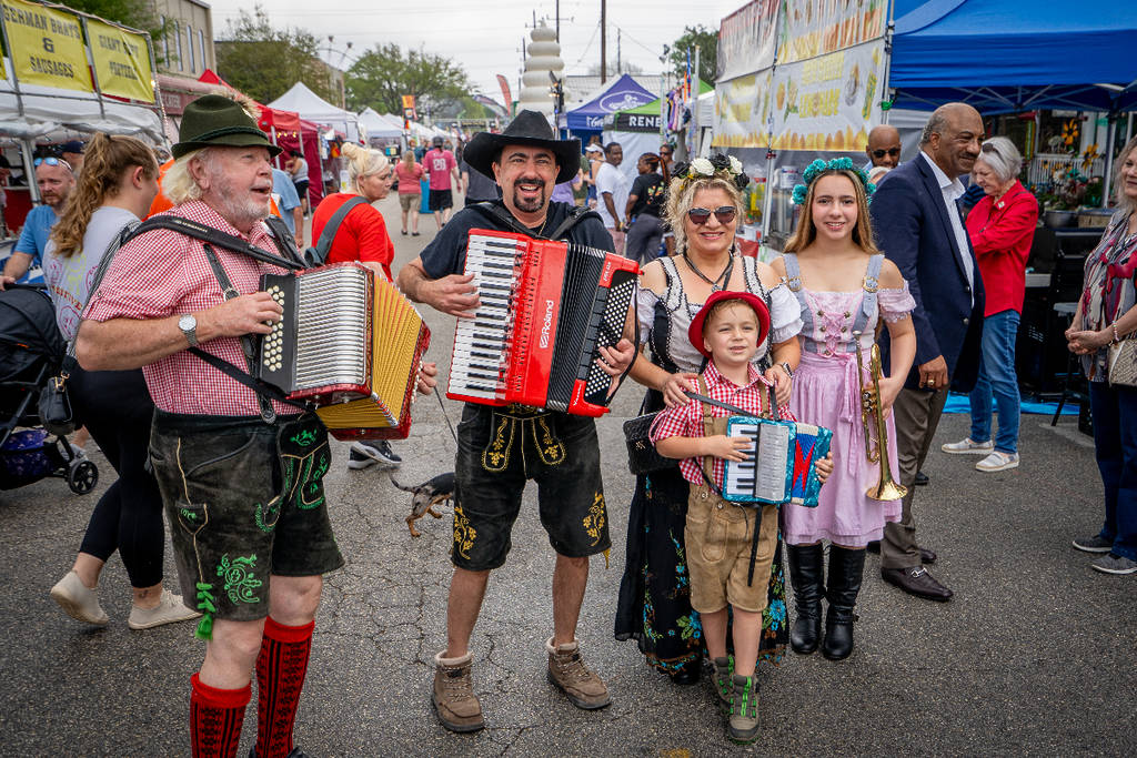 La imagen muestra a un grupo de personas posando para una foto en el Festival de la Herencia Alemana de Tomball en Houston.