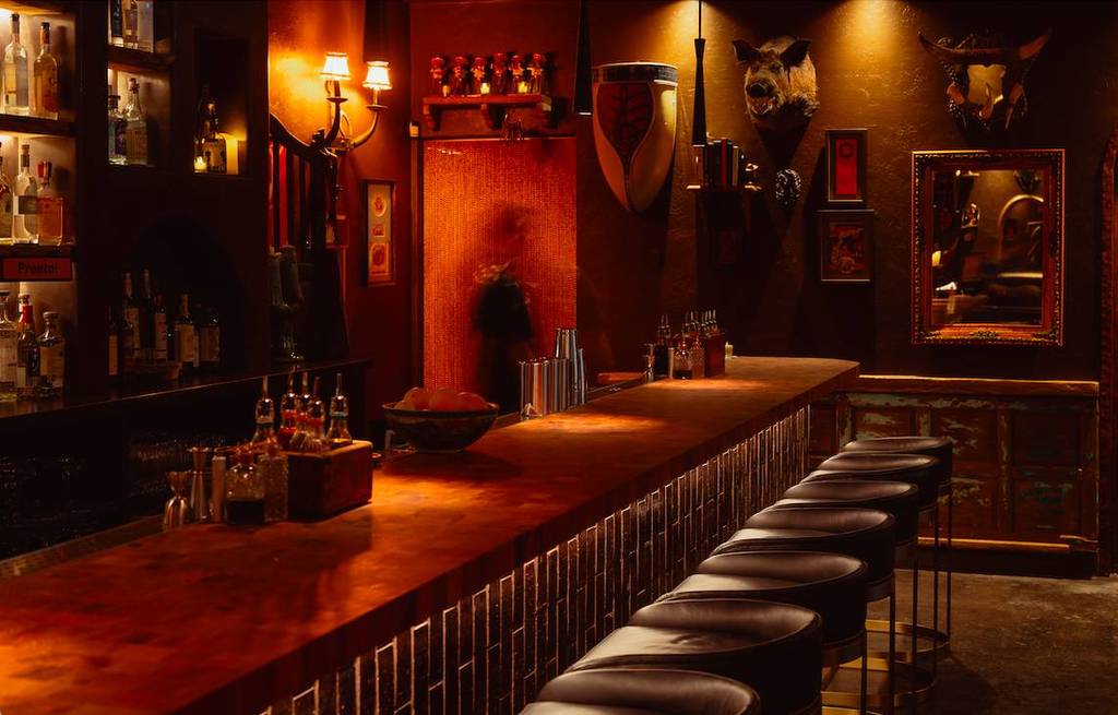 La imagen muestra el interior del Bar Buena en Houston.