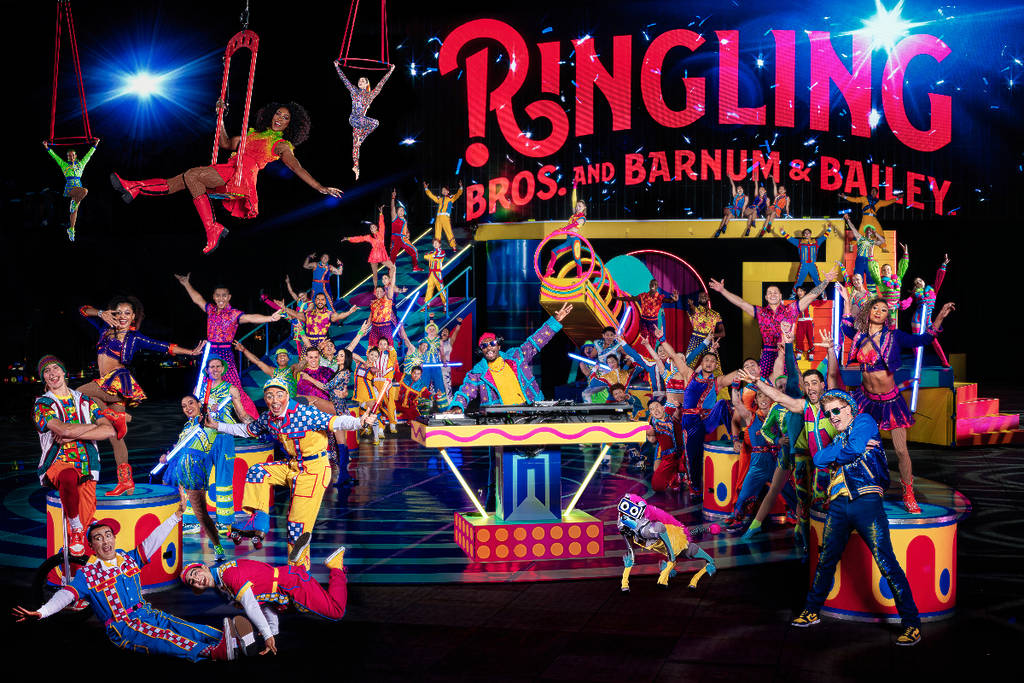 La imagen muestra un escenario repleto de artistas durante la producción de «The Greatest Show On Earth».