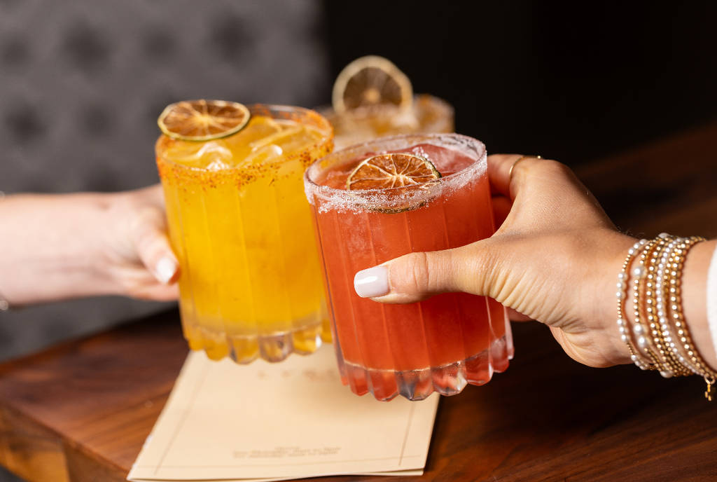 La imagen muestra a gente con margaritas en la mano.