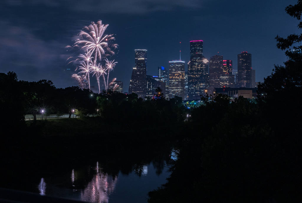 La imagen muestra los fuegos artificiales sobre el Buffalo Bayou en Houston durante el evento Freedom Over Texas.